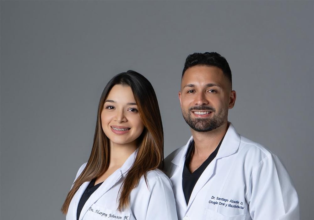 Dra. Marny Johnson y Dr. Santiago Abadía, cirujanos orales y maxilofaciales de R&V Dental en Palmares