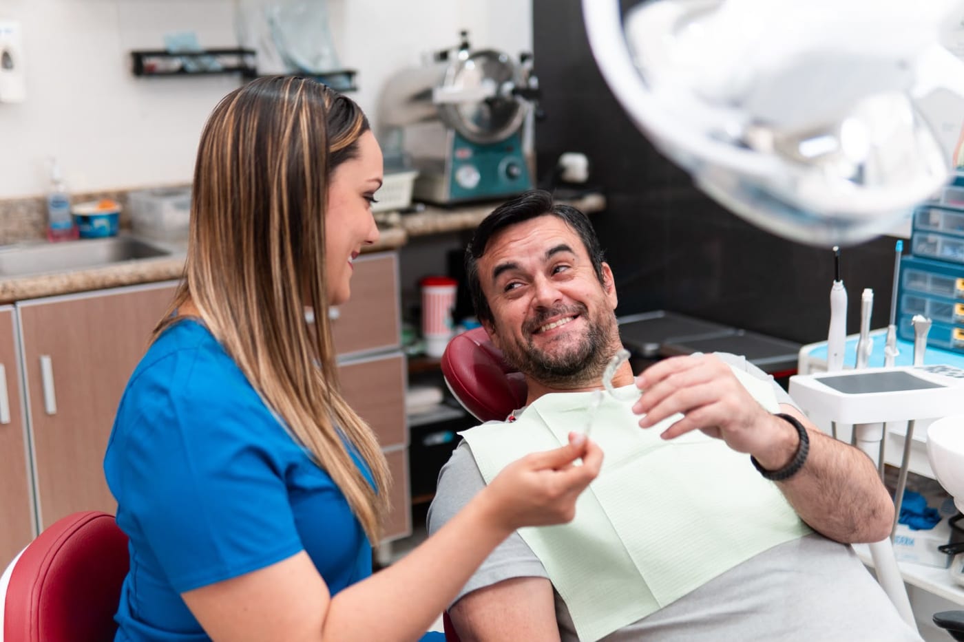 La Dra. Amaya Vásquez entrega los alineadores Invisalign a un paciente en R&V Dental, Palmares