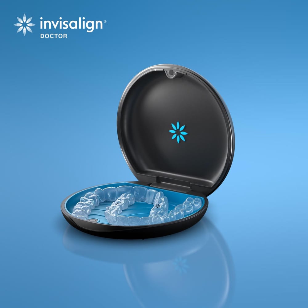 Alineadores transparentes Invisalign en su estuche
