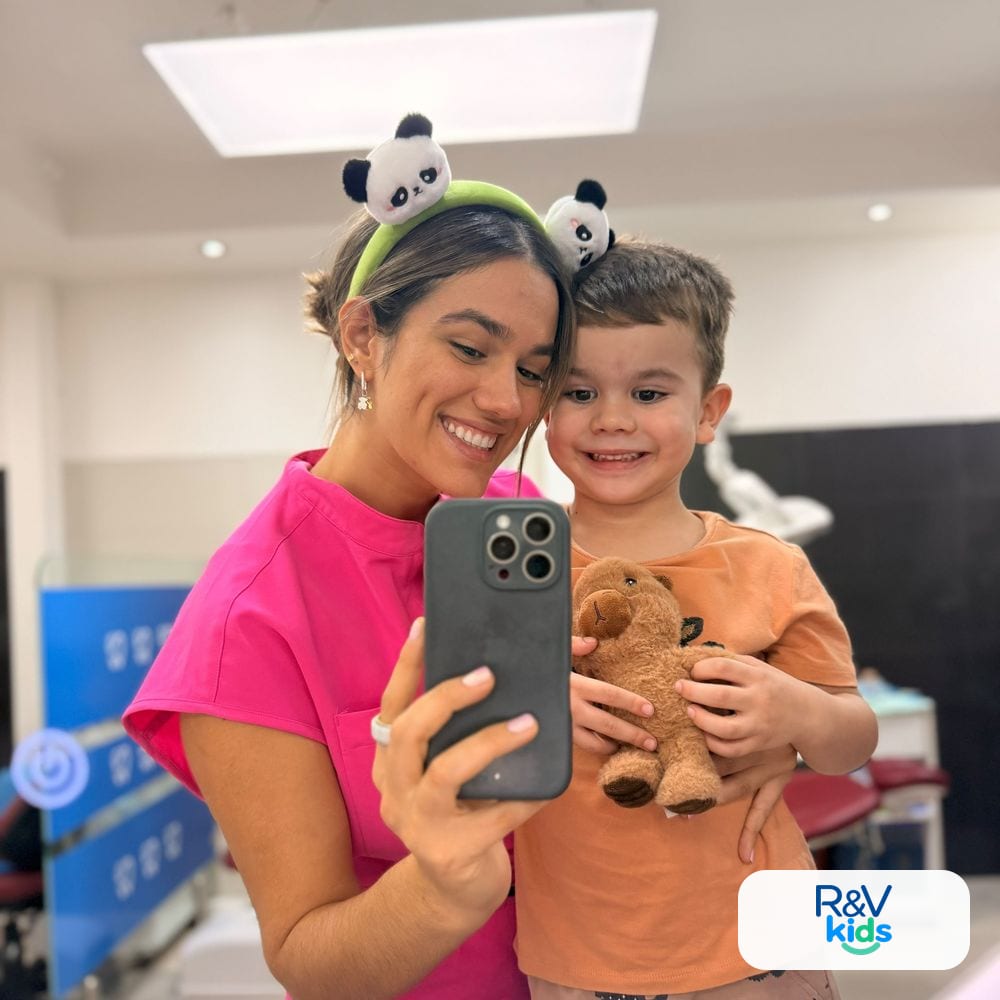 La odontopediatra de R&V Kids y un niño sonriendo en el consultorio, atención dental infantil para Naranjo